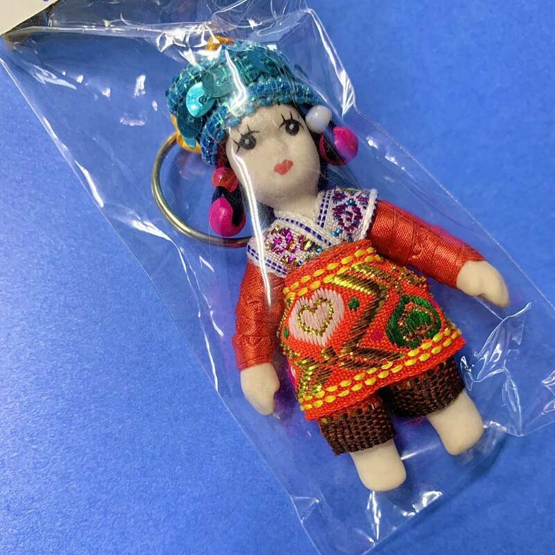 送料無料■新品 未開封 タイ お土産 Thailand 民族衣装 キーホルダー キーチェーン 女の子 ガール 刺繍 スパンコール 赤 レッド プーケット