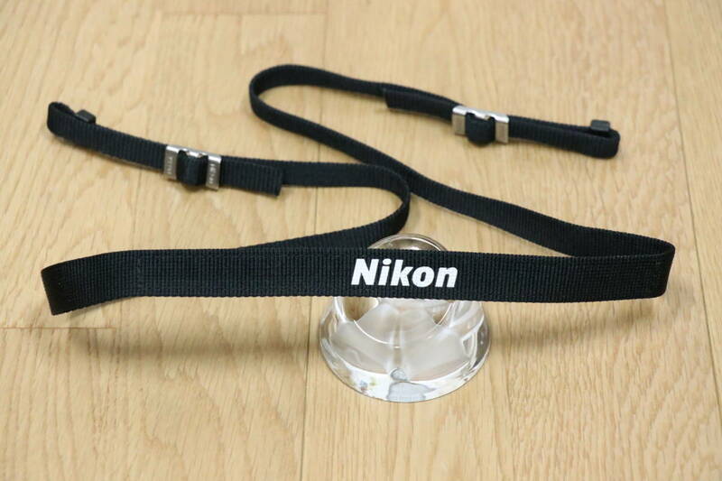 Nikon（ニコン）　細いストラップ　カメラアクセサリー　中古品