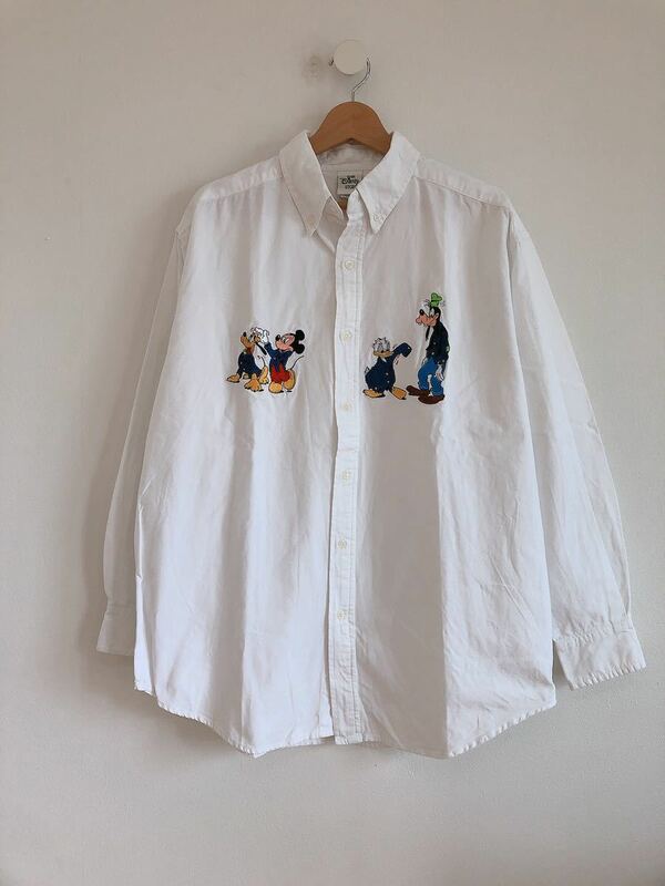 レアTHE Disney STORE ミッキー＆ドナルド＆プルート刺繍入ホワイトボタンダウンシャツL