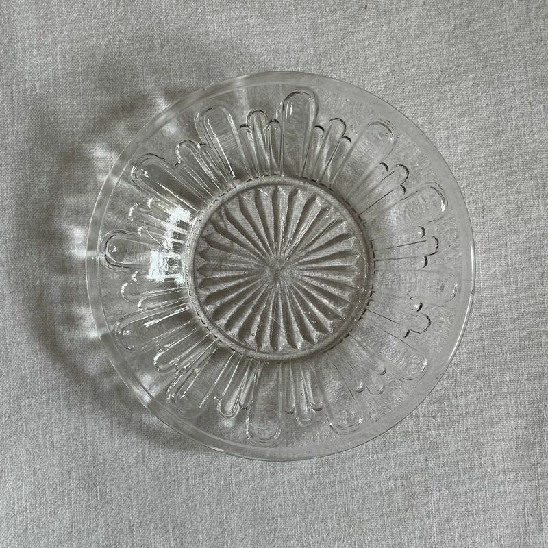 明治～大正 プレスガラス 和ガラス 小皿 剣菊 ランダム ニョロニョロ Antique pressed glass plate, early 20th