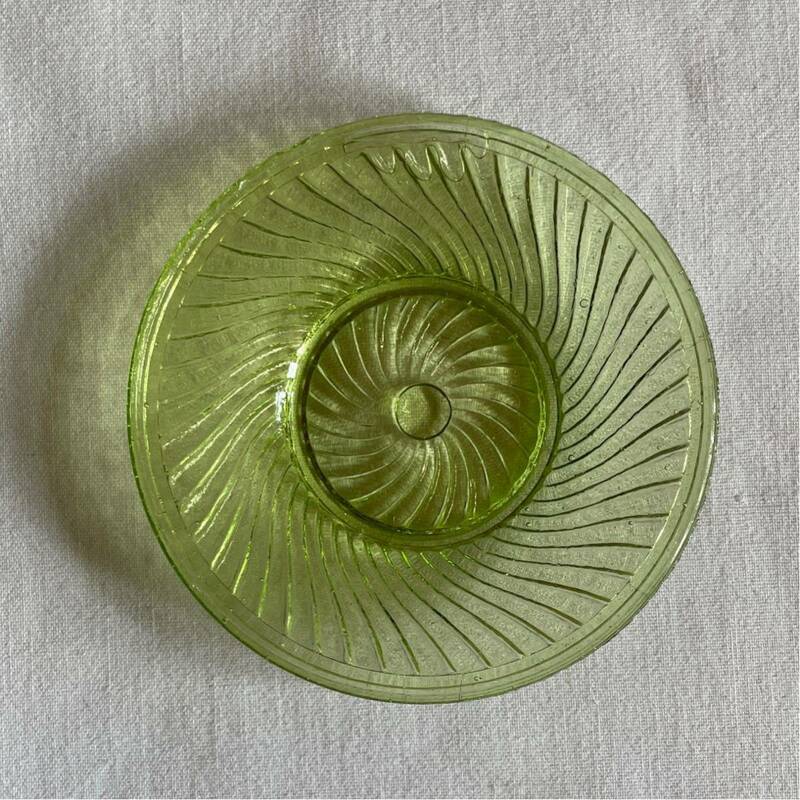 明治～大正 プレスガラス 和ガラス 小皿 黄色 黄緑 渦 Antique pressed glass plate, early 20th