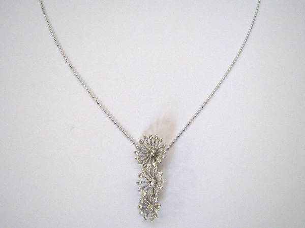 K18WG 18金 ホワイトゴールド ダイヤモンド ネックレス 【新品】 美しい花型トリロジー ダイヤ0.57ct
