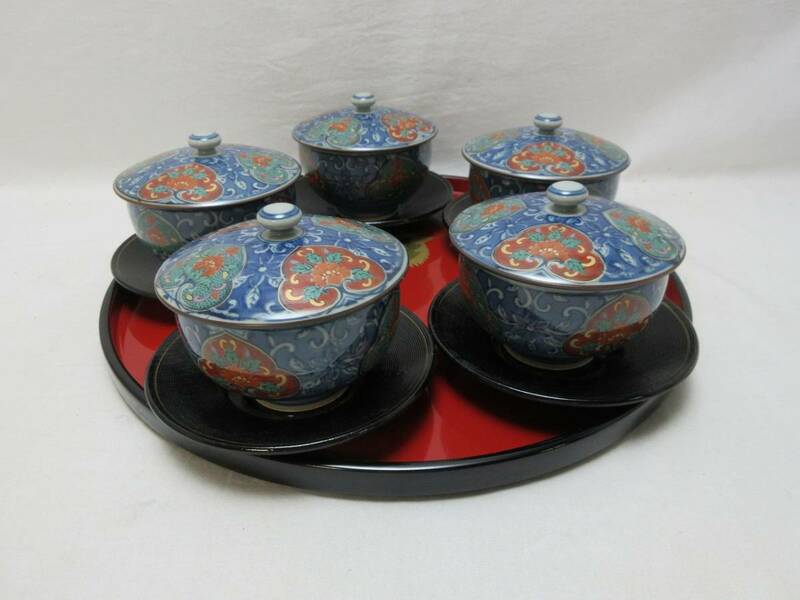 404750 【 美品 茶道具 輪島塗 木製金彩鶴蒔絵 丸盆 蓋付き煎茶碗 茶托 5客揃 紙箱 】 検) ほぼ未使用 煎茶道具 茶器 お点前 来客 ⅲ　　