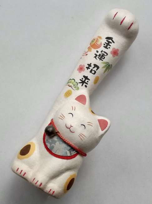 古い 手が長い 招き猫 人形 龍虎作 置物 陶器 和紙 細工 作家物 日本製 ハンドクラフト 金運 招来 縁起物 ネコ 和風