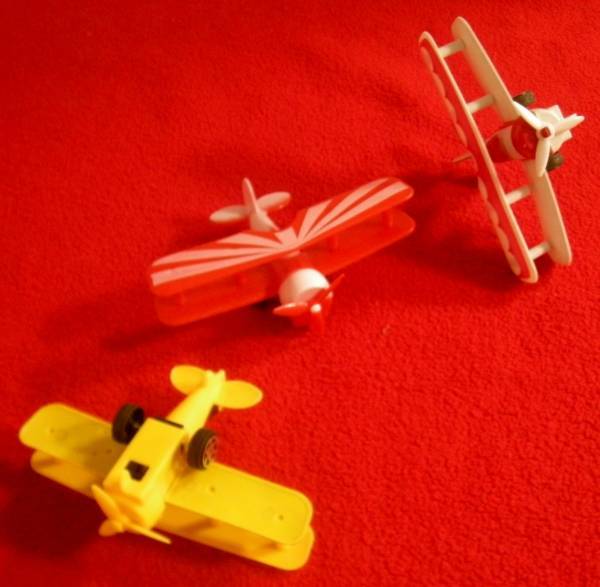 小物玩具！イベント景品：クラッシックフライヤー／１２個「プルバックで飛行機なのに走る 複葉機！レッツ　レース」