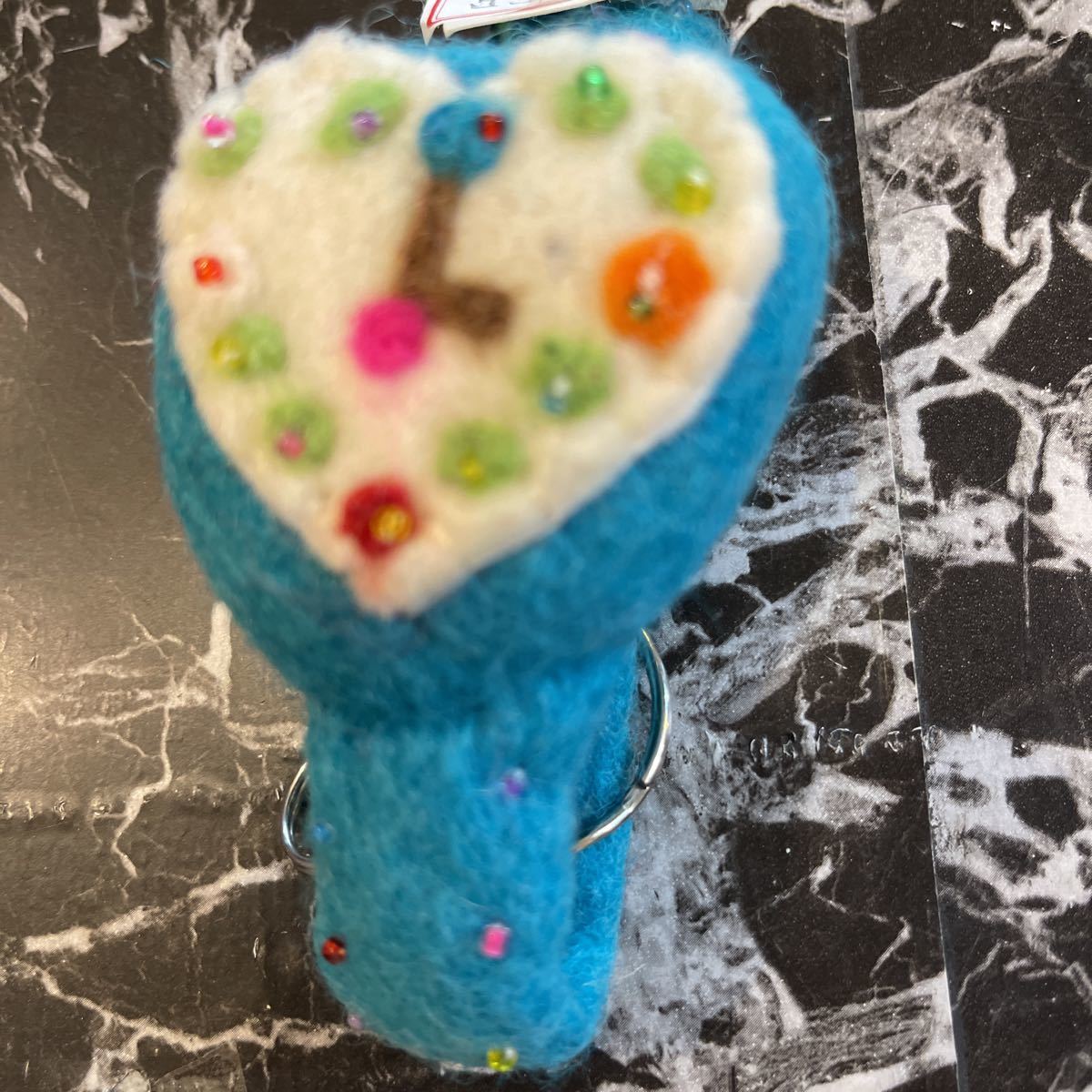 時計型亜アップリケ風キーホルダー青　ハンドメイド