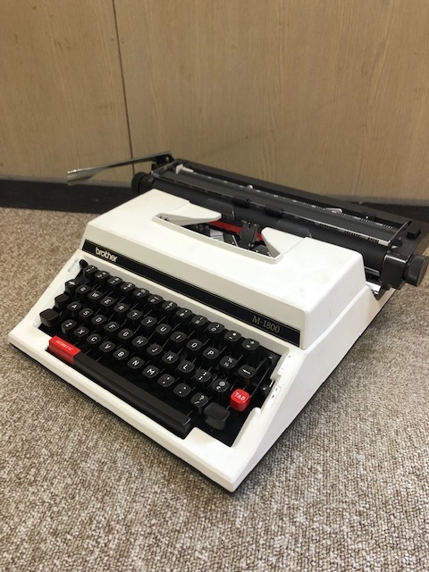 懐かしのBROTHER　タイプライター　M1800　動作未確認　昭和レトロ　ケース付き　オブジェ　置物　飾り　ビンテージ