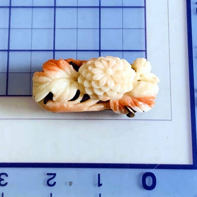 美品　天然珊瑚　菊　彫刻　帯留め　約20.5ct　No.5105