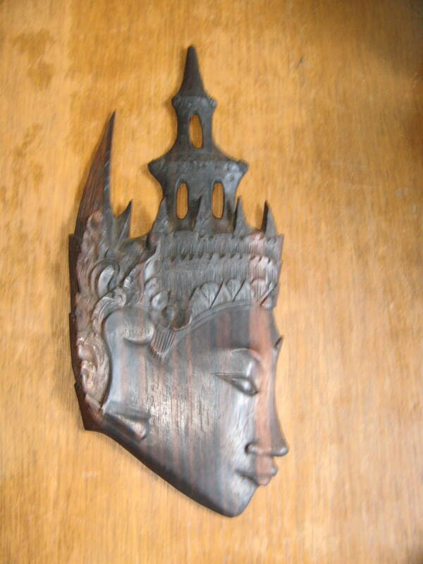 木彫り バリ島 女性顔　壁掛け　 ローズウッド無垢材 縦約２６cm 厚さ1.8cm 手彫り　ヴィンテージバリ (s237)