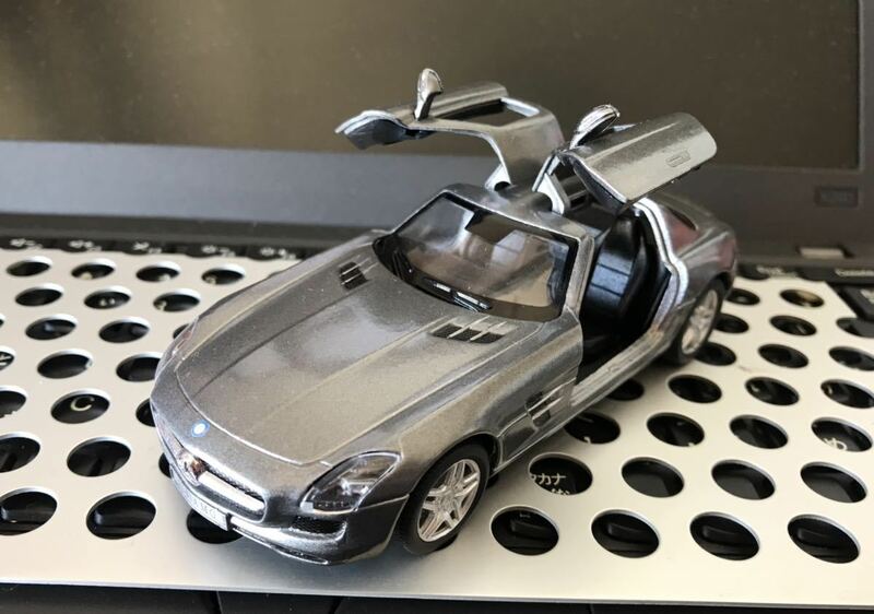 キンスマート　メルセデス・ベンツ　SLS AMG シルバー/ガンメタ　1/36