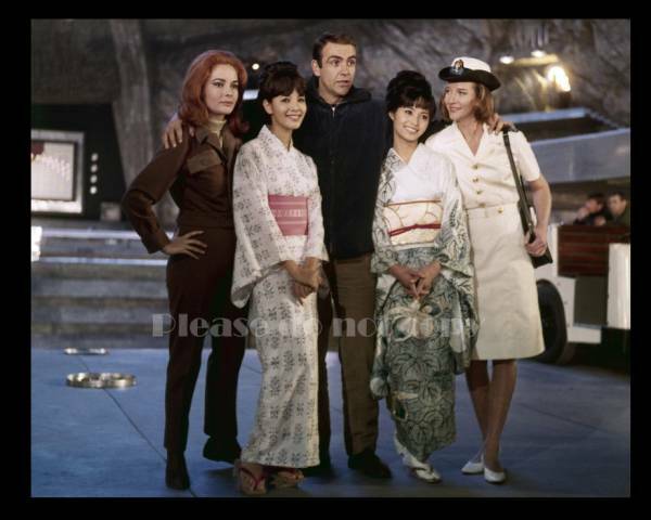 1967年007は二度死ぬ ショーン・コネリー 浜美枝 若林映子フォト
