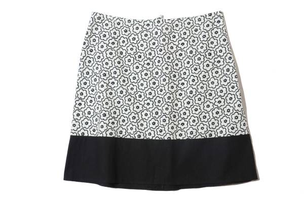 美品。アニエスベー　モノトーンの花柄がかわいい　コットンスカート　フランス製 38/9号　2点以上ご落札で送料無料拍卖