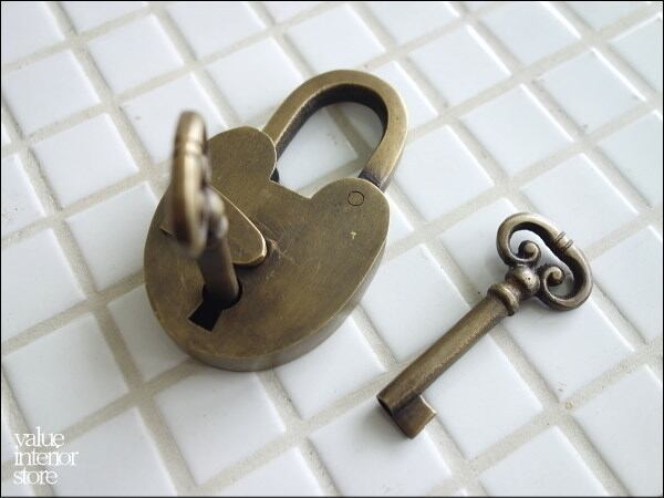 真鍮南京錠x033 ブラスロック 鍵 錠前 カギ 大型 真鍮金物 エスニック 手作り 南京錠と鍵×2個セット レトロ調 幅5.5cm × 長さ9cm(約)