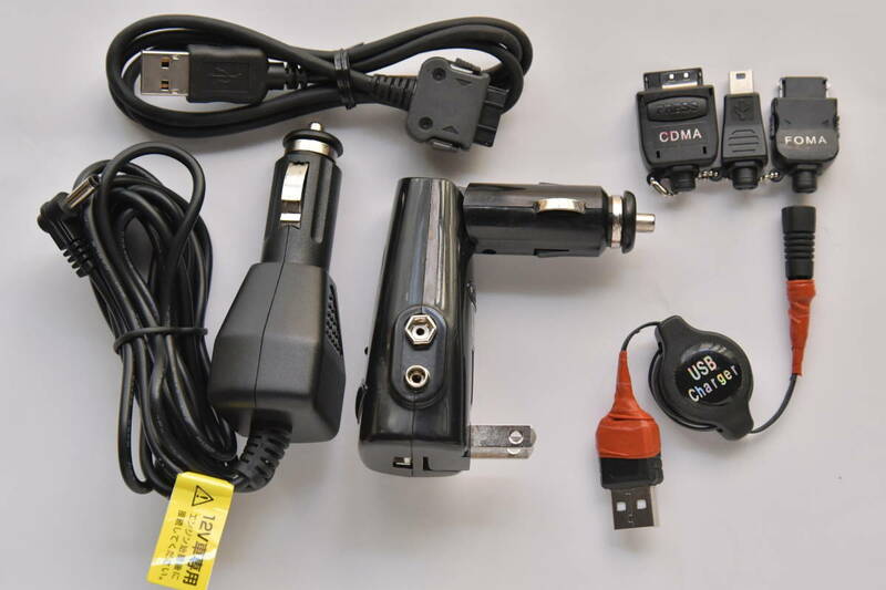 2種類アダプター。12V専用。（AC100V、DC12V、DC9V）3種類電源対応で、USB経由出力。USBケ－ブル2点（1点は3種類のコネクター出力）。