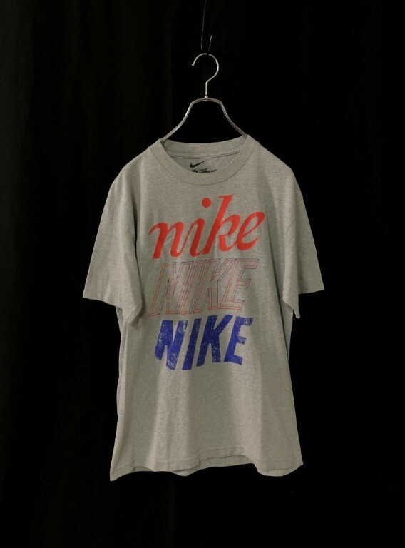 ◆NIKE ナイキ 【3連ビッグロゴ　筆記体 カマボコ】極上デザイン半袖Tシャツ M　グレー