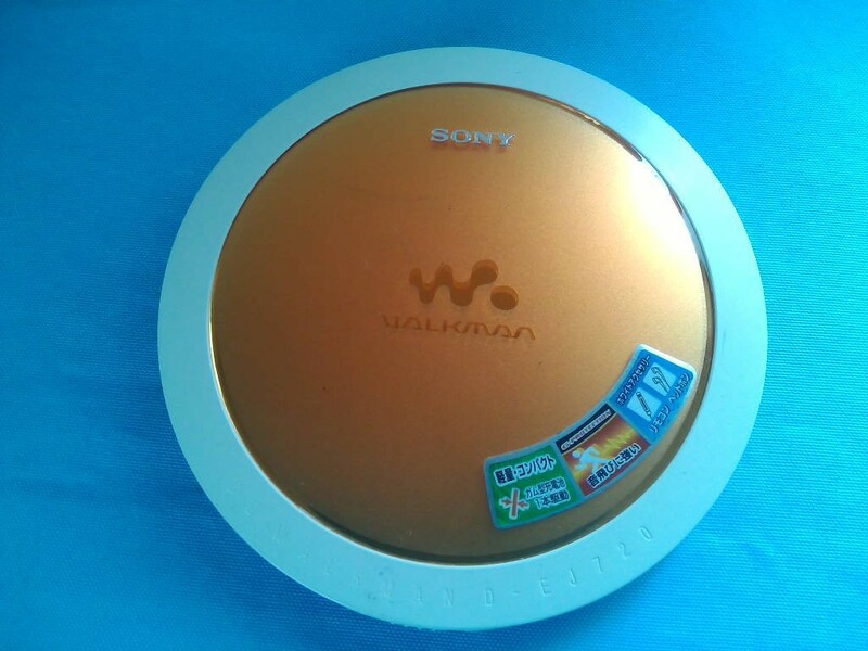 動作美品　SONY ソニー ポータブルCDプレーヤー D-EJ720／CD WALKMAN 高音質モデル