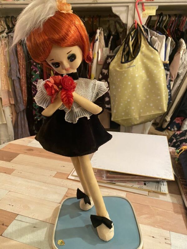 昭和レトロ　黒いベロアのワンピースのポーズ人形
