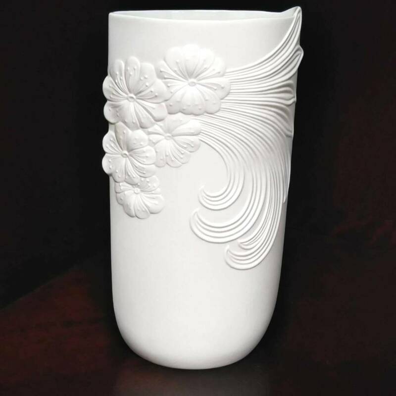 ◇ドイツ製　KAISER　真っ白な美しい白磁の花のレリーフ　花瓶　高さ30cm　/　中古品　花器　インテリア　⇔◇