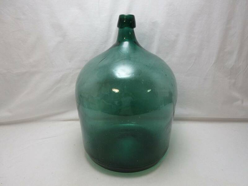 H04911 【 年代物 ガラス製品 デミジョンボトル ガラス瓶 大瓶 グリーン 硝子】 検) 昭和レトロ ディスプレイ 置物 オブジェ 一輪挿し ⅴ