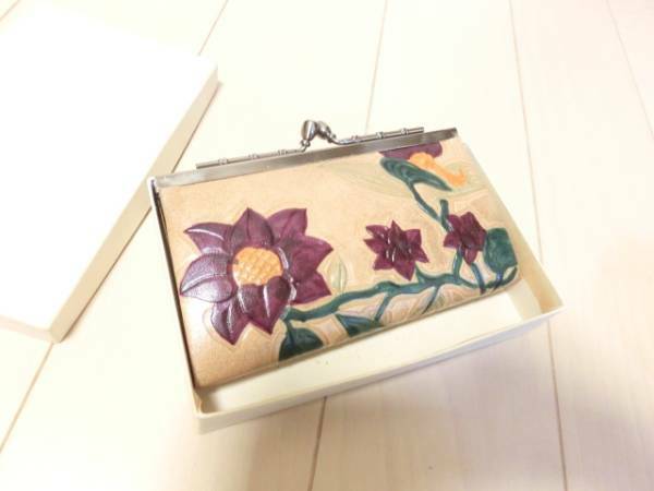 革の型押し　がま口財布　大きめ　ベージュ　紫の花