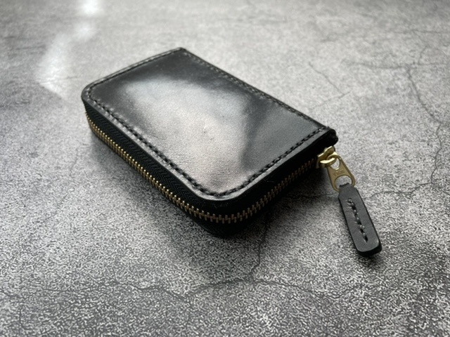 【手縫】黒色ミニラウンドジップ本革財布（黒麻糸）通勤通学用に最小限入るお財布を作りました。