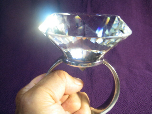 レア★BIG 指輪 巨大 ビッグ クリスタルガラス リング クリスタルカット オブジェ ガラス 装飾 直径８cm ディスプレイ インテリア★　