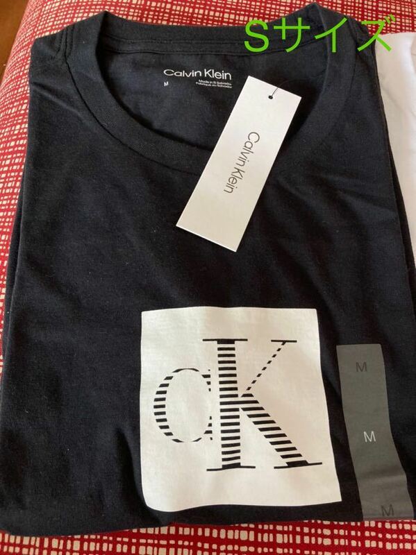 新品値札付き　海外限定のカルバンクラインからのシンプルでお洒落なロゴ　Tシャツ　ブラックS半袖Tシャツ