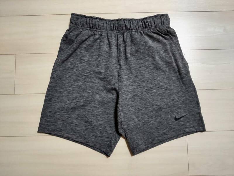 ★新品　ナイキ　NIKE　ヨガショートパンツ　★NIKE YOGA　★Dri-FIT使用　★ストレッチ地　★Mサイズ