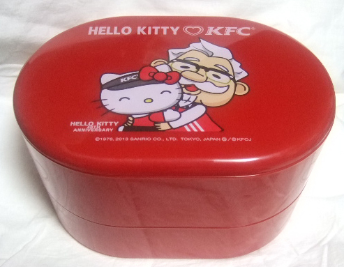 HELLO KITTYのお弁当箱(赤,横:21cm x 縦:14.5cm x 高さ:7cm)。