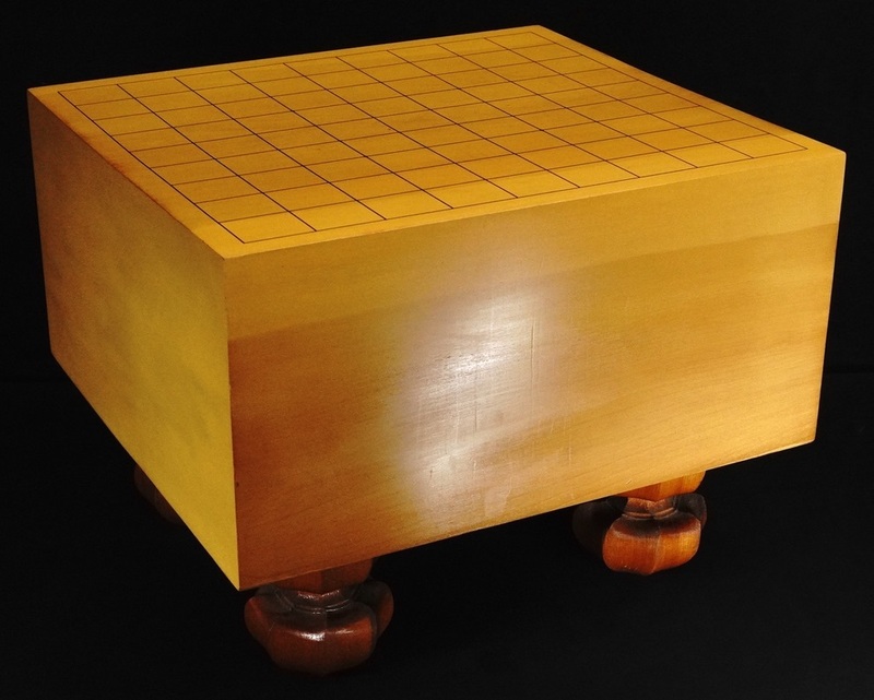 昭和ビンテージ 本格将棋盤 天然木製 ヘソあり 板目 梔子足付 厚み6寸 幅36.5cm 奥行き33cm 高さ28.5cm おそらくヒバだと思われます。 HKS