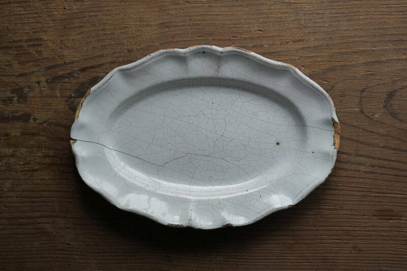小振りな白錫釉ファイアンス 花リムオーバル皿 / 18世紀・フランス アンティーク 古道具