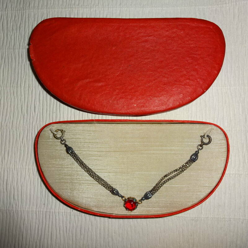 アンティーク帯留め　レトロ帯留め　可愛い赤い箱入りレトロ羽織紐　未使用長期保管品