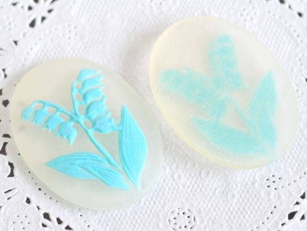 値下げ セール すずらん フラワー 花 ヴィンテージ カメオ カボション 大きめ レトロ ハンドメイド パーツ ブルー 30×40mm ブローチに 2個