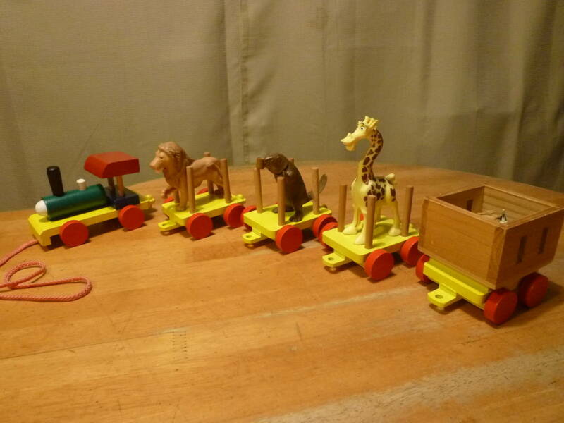 木製の動物達の連結列車　引き車