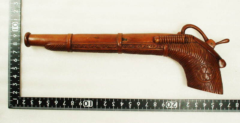 ちょい古の 火縄銃の形の木製 矢立 