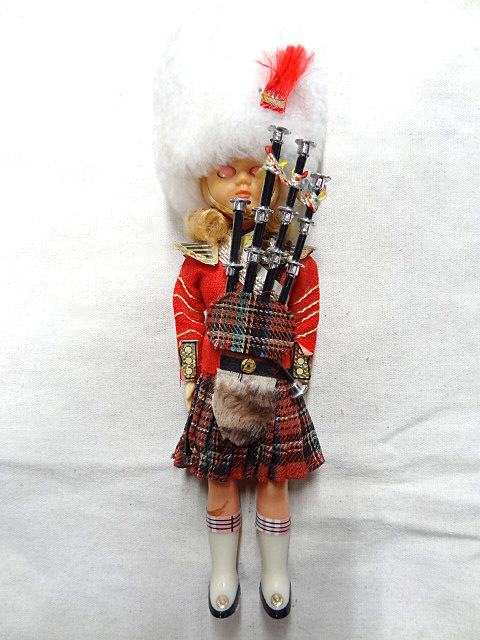 アンティーク ビンテージ 正装 北欧 ヨーロッパ ドール 人形 コスチューム 旗 フラッグ プラスチック 素材 オブジェ コレクション トイ 珍