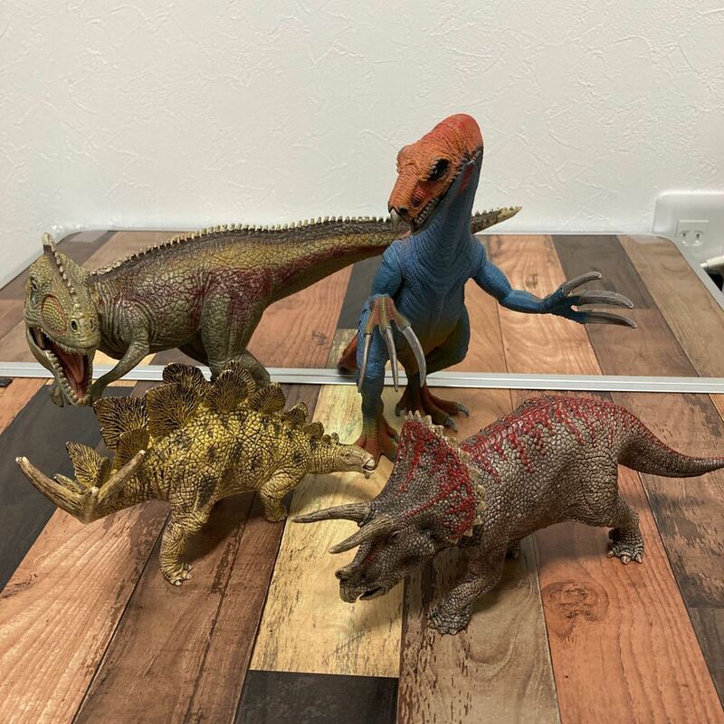 シュライヒ Schleich 恐竜フィギュア4体セット　テリジノサウルス　ギガントサウルス　トリケラトプス　ステゴサウルス