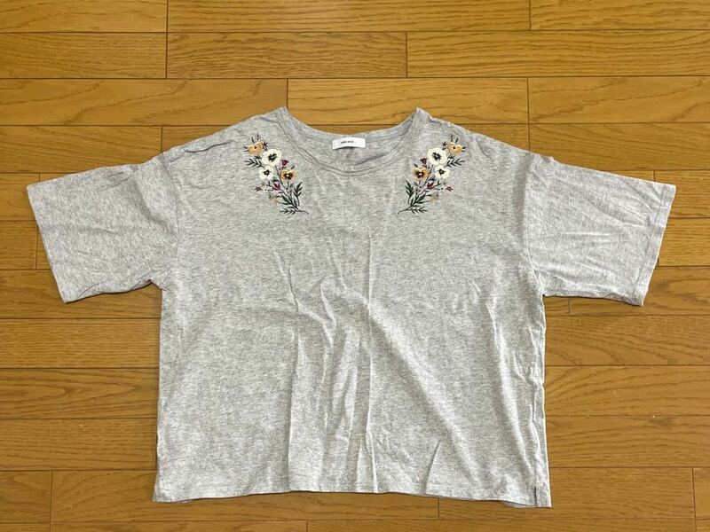 送料無料■niko and... ニコアンド ライトグレー 半袖シャツ カットソー 刺繍