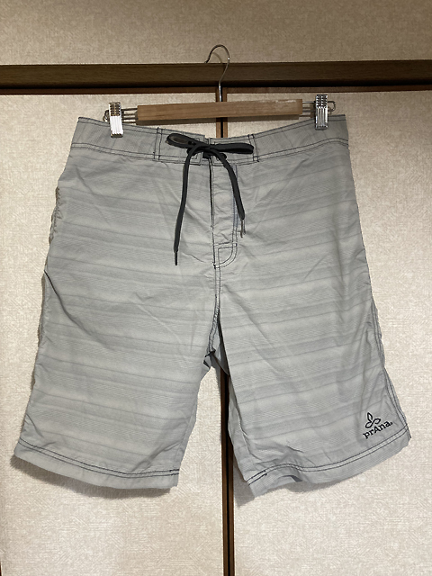 ★【prAna：プラナ】美品 チョークボーダー柄 クライミングショートパンツ ショーツ ヨガ アウトドア スイム size32/ライトグレー