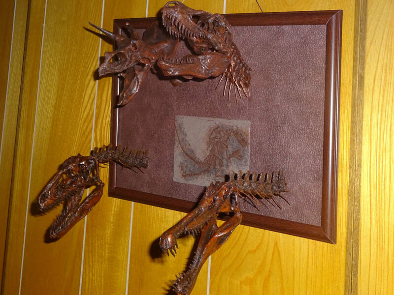 恐竜頭蓋骨壁掛け　額縁サイズ385mm×280mm ティラノサウルス　スピノサウルス　ラプトルデイノニクス　トリケラトプス　ジュラシッパーク