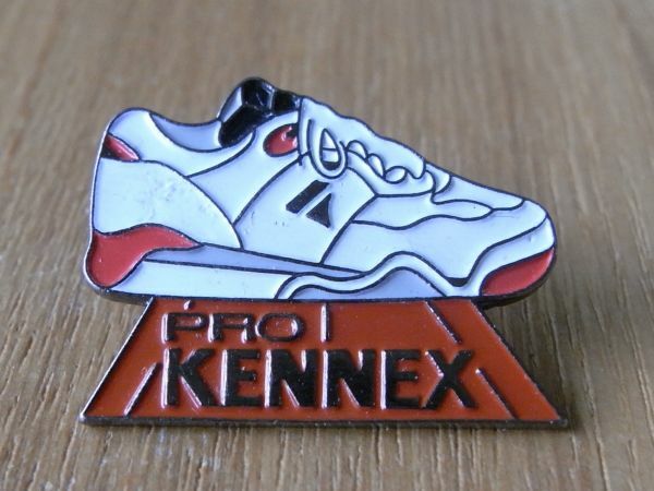 古い ピンバッジ : PRO KENNEX 靴 スニーカー テニス 広告 ロゴ ピンズ #V