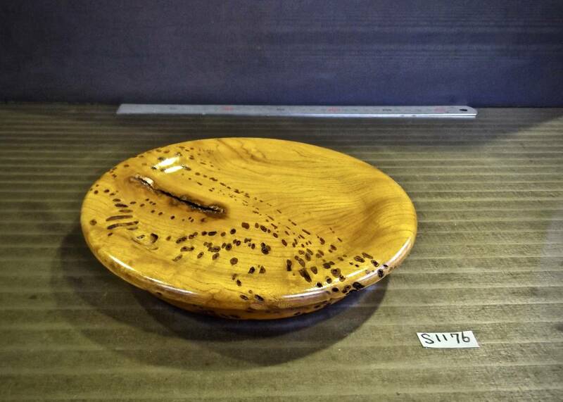 小豆杢 けやき 手作りのお皿 無垢一枚板からロクロで制作しました。(S1176) 木材 板 材料 ケヤキ 欅