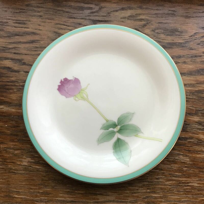 香蘭社　バラのお皿　ローズ　ブライトローズ　濃いピンクのバラ　17cm 中皿　ケーキ皿　取り皿　バラ　薔薇　1客