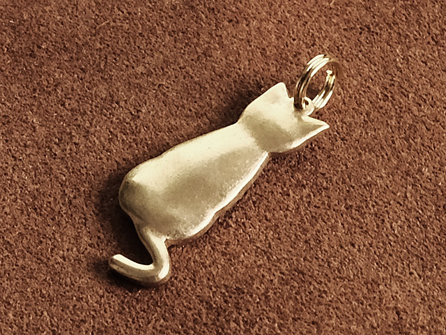 極小二重リング付き 真鍮チャーム（猫） ネコ ペット シルエット キャット パーツ ブラス パーツ キーホルダー ネックレス チョーカー