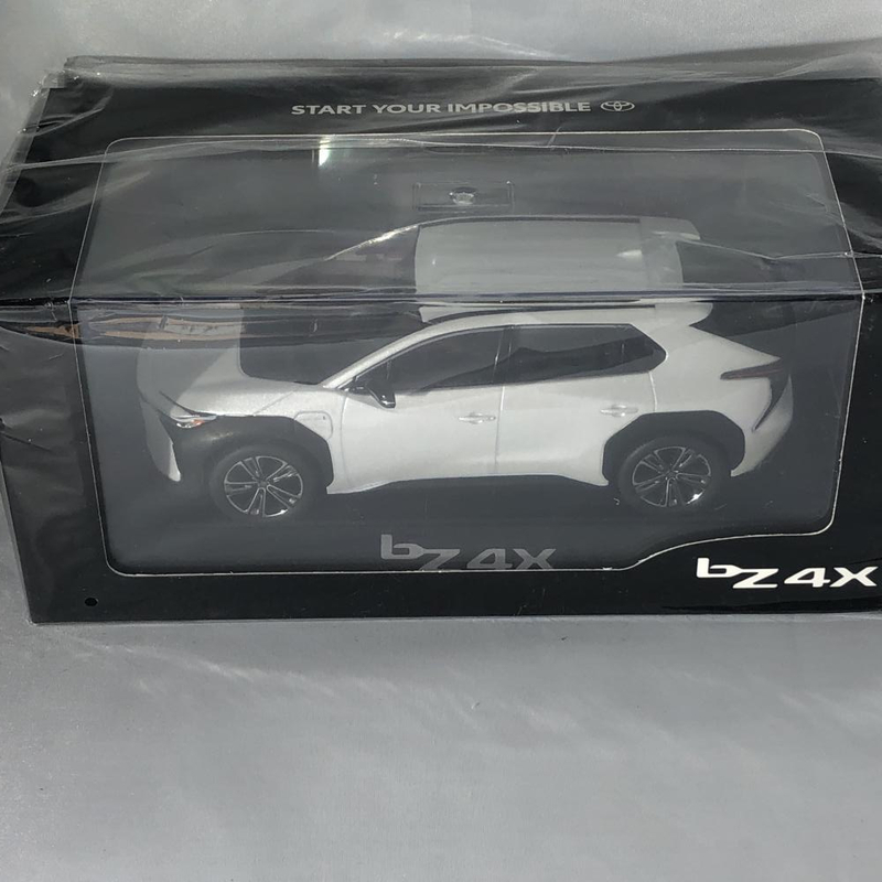 【中古】未開封 トヨタ 1/30 bZ4X プラチナホワイトパールマイカ カラーサンプル ミニカー TOYOTA 非売品