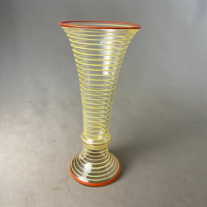 K812 昭和レトロ　ガラス　花瓶　赤縁　フラワーベース ライン　文様　グラス
