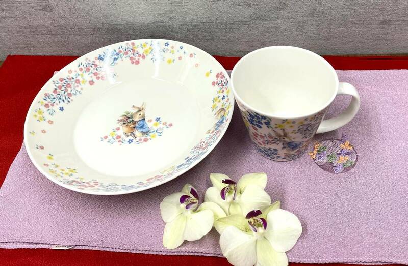 ＃1151【新品】 ピンク　ピーターラビット　お皿＆マグカップ　と（ディズニー）エインズレイ白雪姫絵皿　可愛すぎるぅ～♪