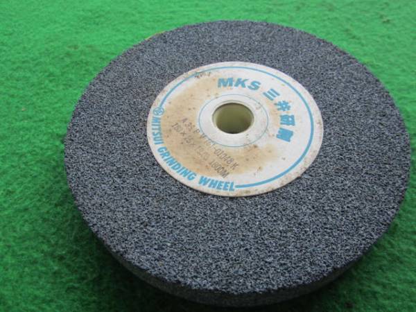 107 グラインダー砥石　外径１８０ｍｍ　厚み２５mm　穴径１９.０５ｍｍ　ＭＫＳ三井研削　新品開封の未使用在庫品