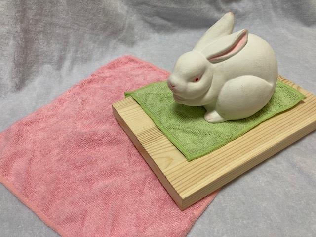 うさぎの陶製置物(約15×10×13cm)&ピンク色ファイバータオル約25cm角/黄緑色約20cm角&飾り台兼用のKirby木製箱(約25×17×3cm)