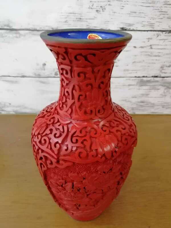 未使用 堆朱 壺 花瓶 漆彫り 飾り 細工 古美術品 内七宝 置物 花器 漆品 飾壺 壷 茶道具 Red lacquered jar 送料込み